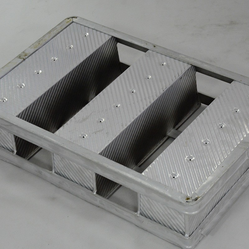 Manufacturer of aluminum alloy bread baking trays and non-stick coated trays for toast boxes / 4